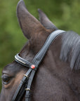 Detailfoto Trense Kieffer Ultrasoft® in Schwarz mit Chrombeschlägen am Pferd: Genickstück und Stirnband mit silberfarbenen Metallperlen