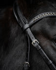 Detailfoto Trense Comfort Paris in Schwarz mit schwarzem Lack-Reithalfter, Chrombeschlägen und geschwungenem Kristall-Stirnband am Pferd