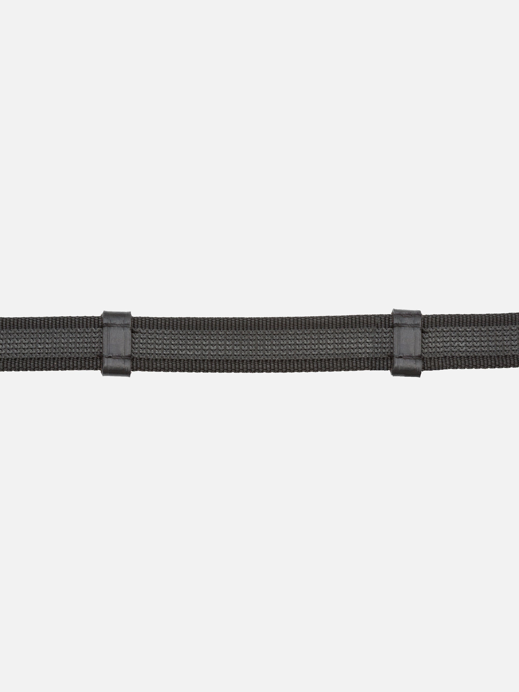 Detailfoto Gurtzügel, gummidurchwoben in Schwarz mit Chrombeschlägen