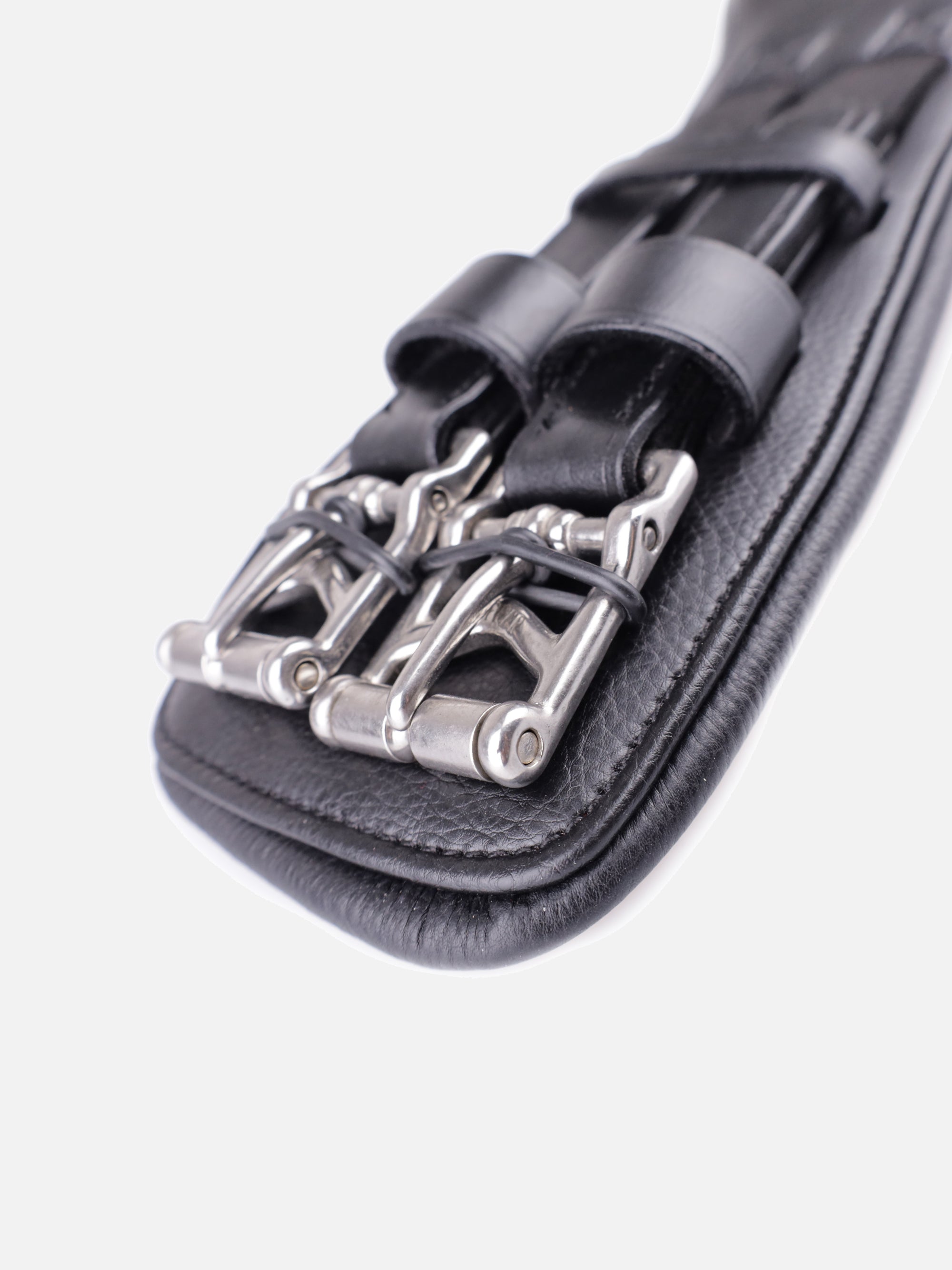 Detailfoto Leder-Kurzgurt Kieffer Ultrasoft® mit Bauchauflage in Schwarz: hochwertige Rollschnallen aus Edelstahl mit Elastomerband