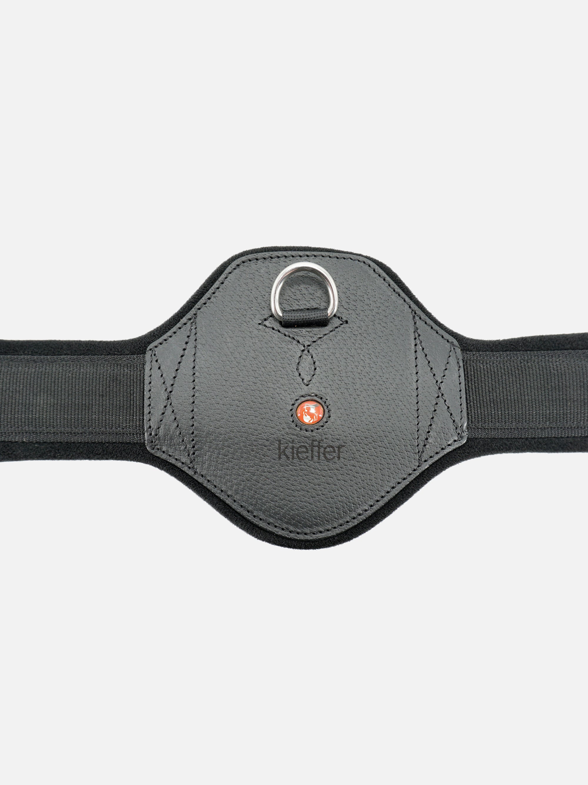 Detailfoto Kurzgurt Kieffer EquiConnect® mit Bauchauflage: Verstärkter Mittelteil mit D-Ring und Logoapplikation